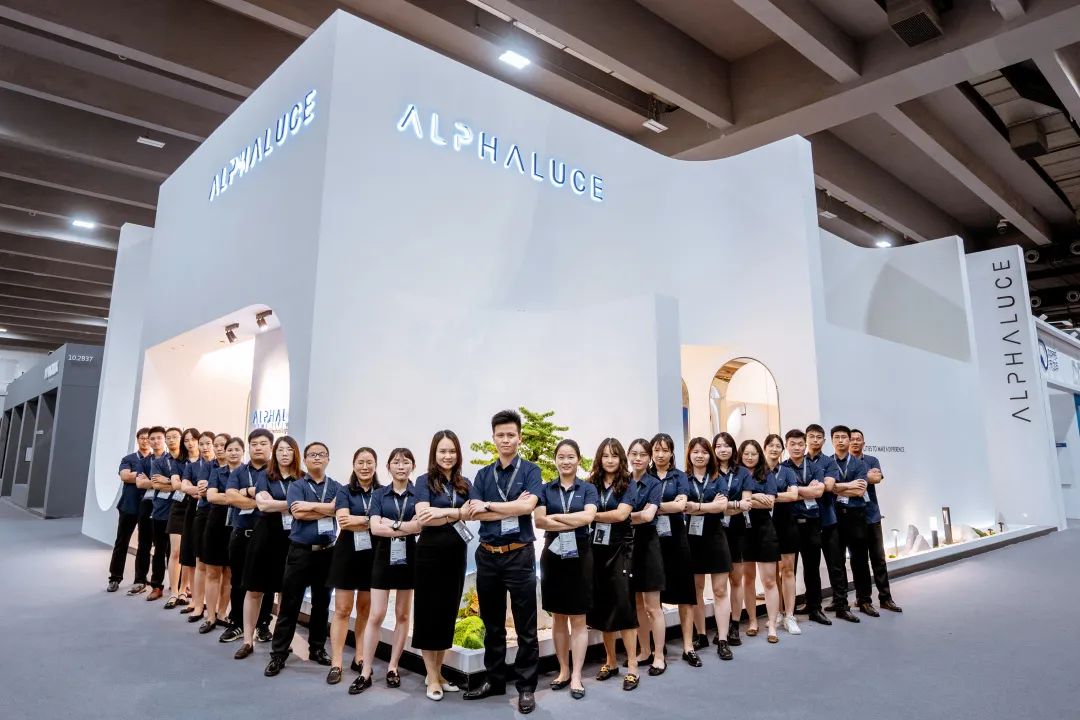 For the sake of epidemic prevention and precise service, the ALPHALUCE booth must be reserved in advance before entering. Even with the entry checkpoint, the scene is still crowded with visitors.